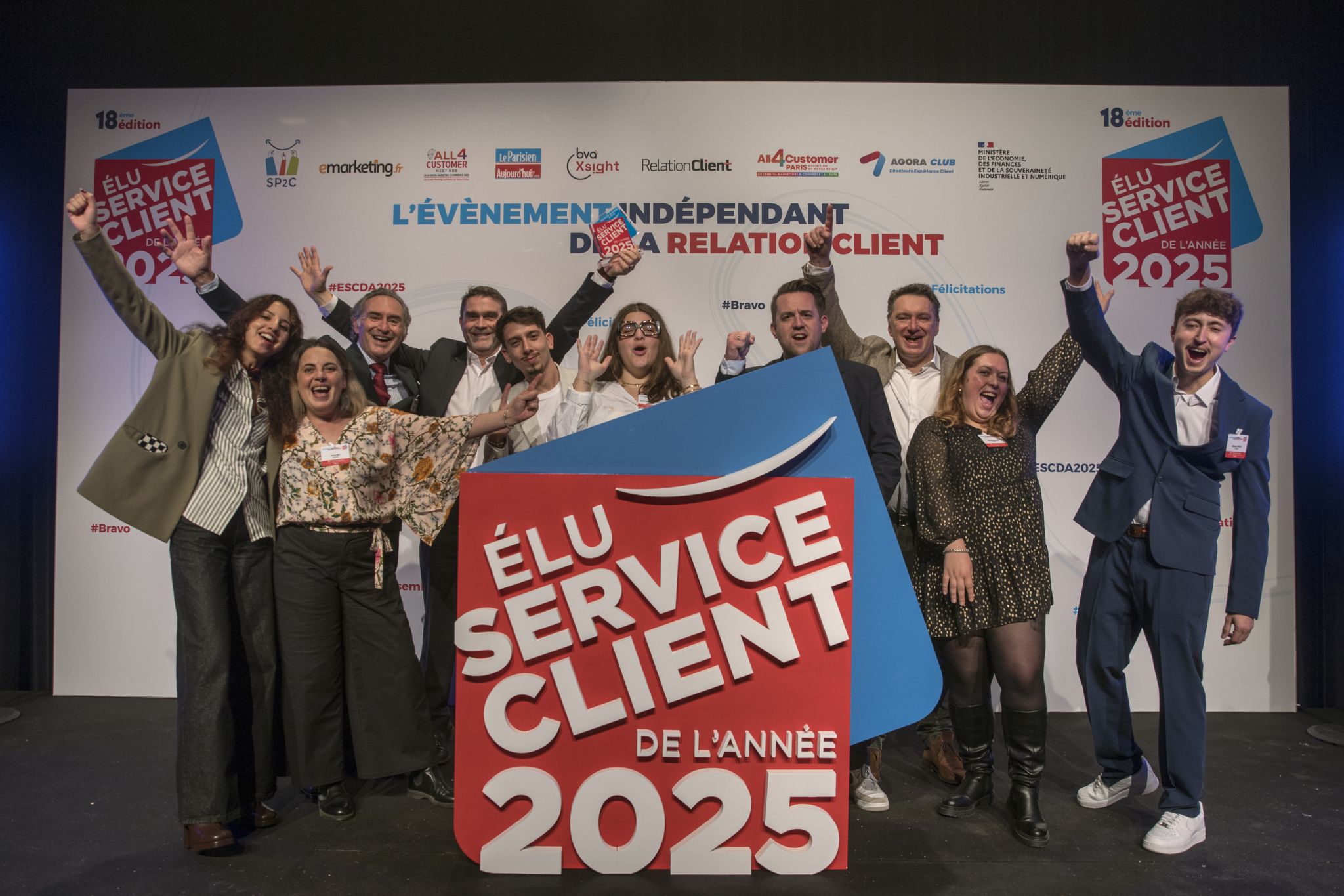 Market Wave team receiving the Elu Service Client de l'Annee distinction